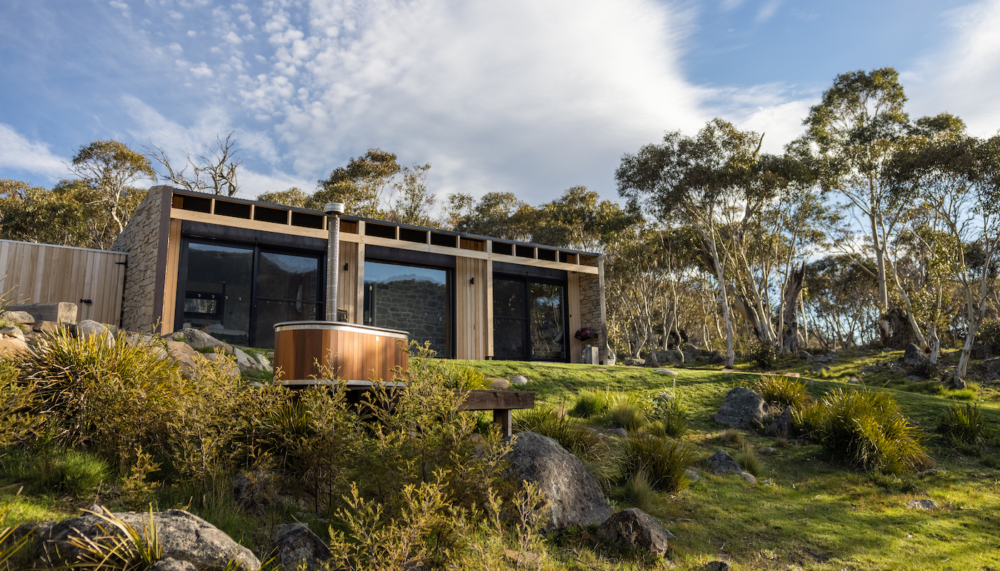 A modern Snowy Mountains cabin with outdoor woodfired hot tub