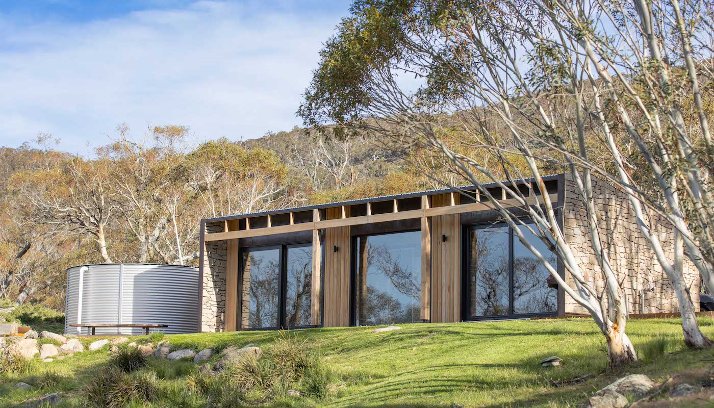A secluded Snowy Mountains cabin with a hot tub