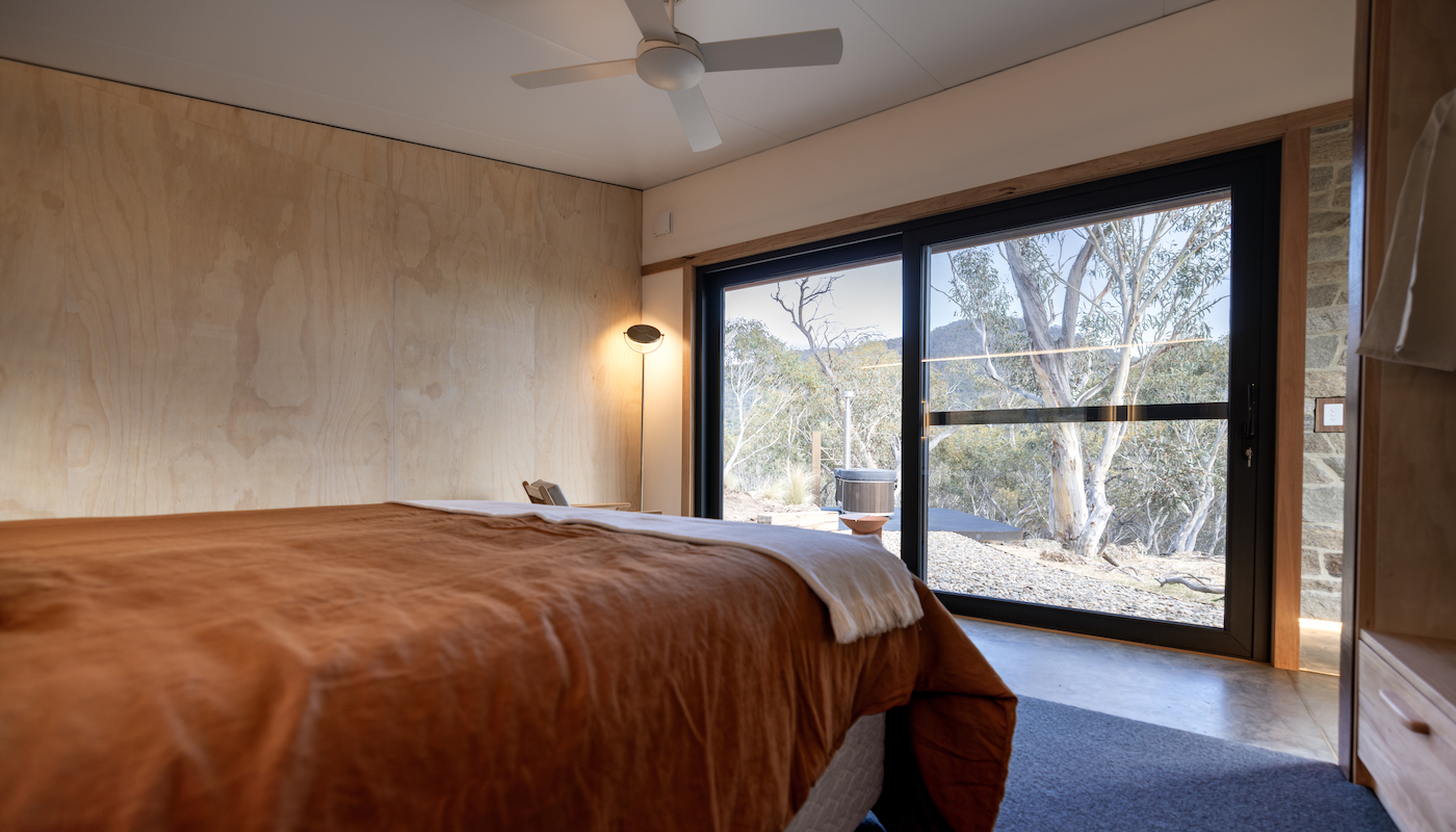 A Snowy Mountains cabin with an outdoor hot tub